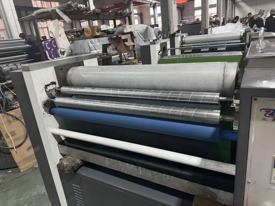 नयाँ स्टारको YF-920C औद्योगिक-ग्रेड एम्बोसिङ मेसिन उत्पादनमा!